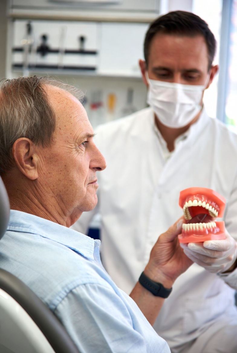Senjorų dantų protezavimas: nuo baimės iki komforto